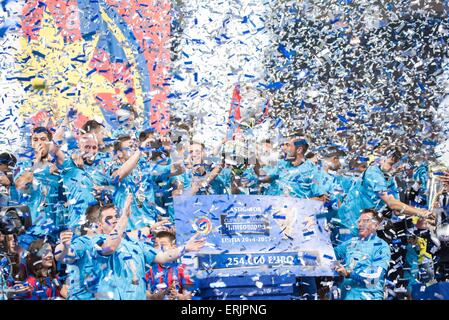 31 maggio 2015: la Steaua Bucarest i giocatori alla fine della Cupa Romaniei Timisoreana 2014-2015 finali (Romania Cup Timisoreana finali) Gioco tra FC Universitatea Cluj ROU e FC Steaua Bucharest ROU a livello nazionale Arena, Bucarest, Romania ROU. Foto: Catalin Soare Foto Stock