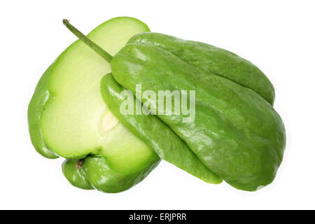 Chayote tagliato in due metà Foto Stock