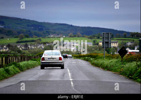 Paese stretta strada a Burt, County Donegal, Irlanda Foto Stock