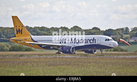 La Monarch Airlines Airbus A320 G-ZBAR in rullaggio a aeroporto London-Luton LTN Foto Stock