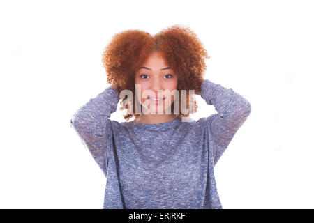 Giovane americano africano ragazza adolescente tenendo i suoi capelli ricci isolati su sfondo bianco Foto Stock