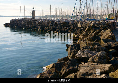 Pier a Desenzano del Garda Lago di Garda Brescia Italia. Catturato durante il periodo invernale in tarda mattinata Foto Stock