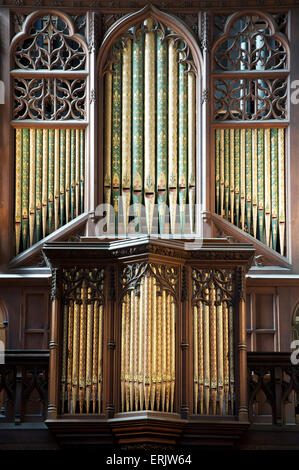 Il Vittoriano ornati organo a canne di Sherborne Abbey sono state installate nel transetto nord dal grigio e Davison nel 1858. Il Dorset, Inghilterra, Regno Unito. Foto Stock