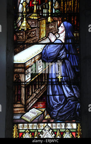 Finestra di vetro colorato nella chiesa del Sacro Cuore di Gesù a Glengarriff nella contea di Cork Foto Stock