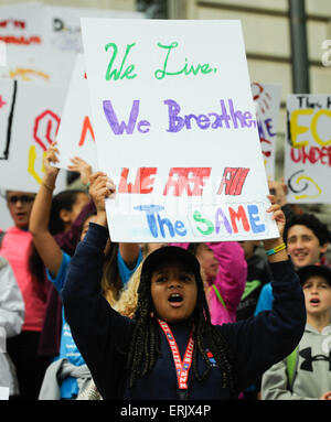 Washington, DC, Stati Uniti d'America. Il 3 giugno, 2015. Gli studenti di Alice Deal Middle School, chi sta chiamando per la parità di trattamento per i senzatetto, rally nella parte anteriore del Consiglio del Distretto di Columbia a Washington DC, capitale degli Stati Uniti, 3 giugno 2015. Credito: Bao Dandan/Xinhua/Alamy Live News Foto Stock