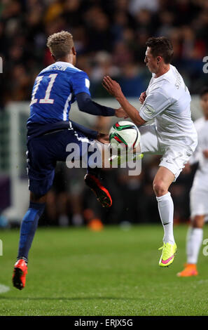 Auckland, Nuova Zelanda. 02Giugno, 2015. Stati Uniti d'America's Bradford Jamiesom IV sfide neozelandesi di Joel Stevens. 2015 FIFA U20 World Cup, Nuova Zelanda rispetto a Stati Uniti, QBE Stadium Auckland, martedì 2 giugno 2015. © Azione Sport Plus/Alamy Live News Foto Stock