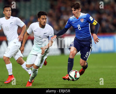 Auckland, Nuova Zelanda. 02Giugno, 2015. Stati Uniti d'America's Emerson Hyndman ottiene il meglio della Nuova Zelanda è Bill Tuiloma. 2015 FIFA U20 World Cup, Nuova Zelanda rispetto a Stati Uniti, QBE Stadium Auckland, martedì 2 giugno 2015. © Azione Sport Plus/Alamy Live News Foto Stock