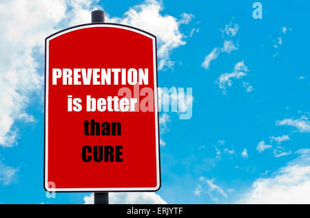 Prevenire è meglio che curare motivazionali di preventivo scritto su Red road sign isolate su cielo blu chiaro dello sfondo. Foto Stock