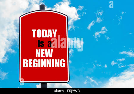 Oggi è un nuovo inizio motivazionali di preventivo scritto su Red road sign isolate su cielo blu chiaro dello sfondo. Foto Stock