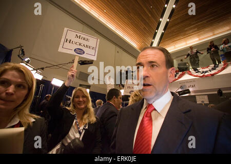 Ex gov. MIKE HUCKABEE, R-ARCA. sul pavimento della sala di spin, dopo il GOP candidato presidenziale repubblicano dibattito presso il Foto Stock