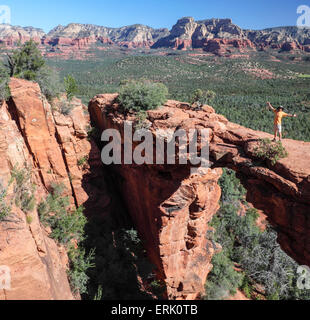 Escursionista presso Ponte del Diavolo in Sedona Foto Stock