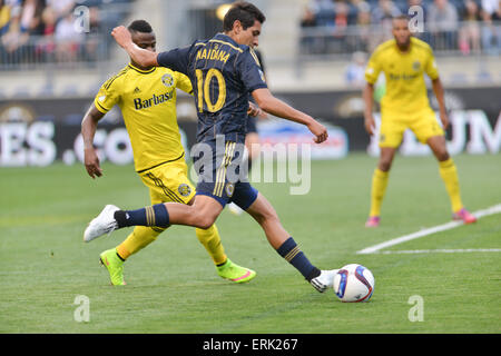 Chester, Pennsylvania, USA. Il 3 giugno, 2015. CRISTIAN MAIDANA, (10) del Philadelphia Unione combatte per la palla da WAYLON FRANCESCO, (14) del Columbus Crew. L'Unione battere l'equipaggio 3-0 in PPL Park di Chester Pa. Credito: Ricky Fitchett/ZUMA filo/Alamy Live News Foto Stock