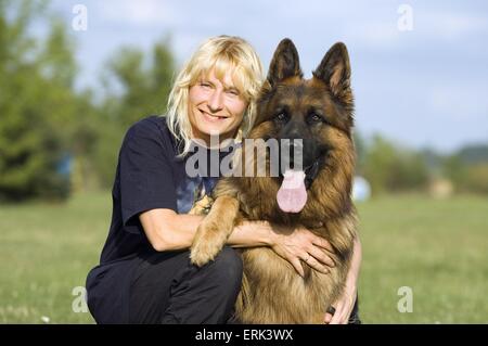 Donna con pastore tedesco Foto Stock