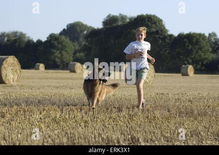 Ragazzo con pastore tedesco Foto Stock