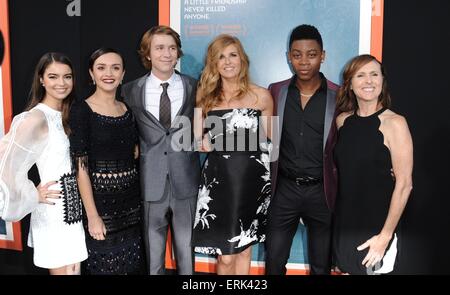 Los Angeles, CA, Stati Uniti d'America. Il 3 giugno, 2015. Katherine Hughes, Thomas Mann, Connie Britton, Olivia Cooke, RJ Cyler, Molly Shannon presso gli arrivi per me ed il conte e la ragazza morente Premiere, Armonia Gold Theatre, Los Angeles, CA Giugno 3, 2015. Credito: Dee Cercone/Everett raccolta/Alamy Live News Foto Stock