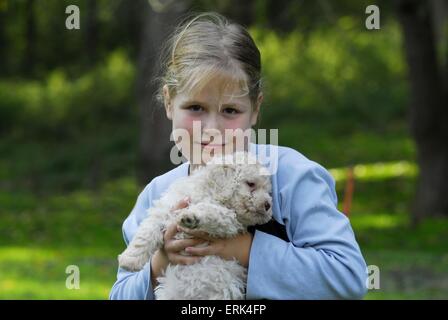 ragazza con il cucciolo Foto Stock