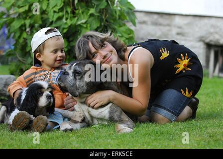 bambino con i cani Foto Stock