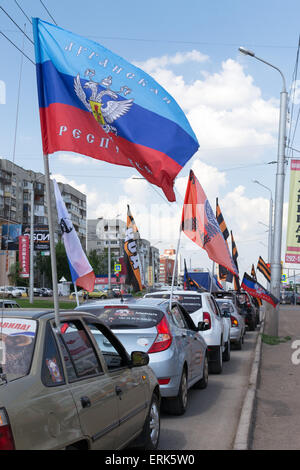 NOD manifestazione automobili visualizzando la bandiera di San Giorgio a Ufa in Russia nel maggio 2015 Foto Stock