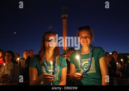 Stuttgart, Germania. 03 Giugno, 2015. Persone Tenere candele alla Schloßplatz durante la benedizione della sera del primo giorno della trentacinquesima Chiesa protestante di Germania congresso. Il primo giorno della trentacinquesima Chiesa protestante di Germania Congresso si è concluso con la benedizione della sera. I partecipanti hanno assemblato in diversi luoghi di Stoccarda. Il tema della luce illustrato dal popolo portando candele accese. © Michael Debets/Pacific Press/Alamy Live News Foto Stock