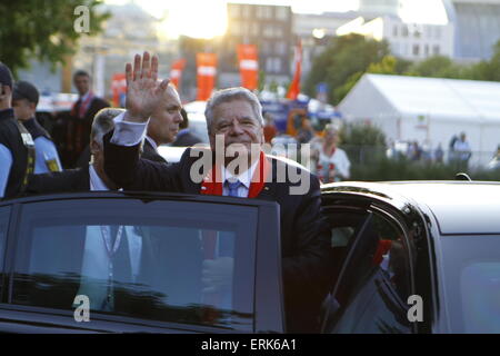 Stuttgart, Germania. 03 Giugno, 2015. Il Presidente della Repubblica federale di Germania, Joachim Gauck. entra nella sua auto, a lasciare la trentacinquesima Chiesa protestante di Germania congresso. Il Presidente della Repubblica federale di Germania, Joachim Gauck, ha trovato il tempo dopo l'apertura del servizio della trentacinquesima Chiesa protestante di Germania il Congresso a visitare alcuni degli stalli alla serata degli incontri. Egli ha inoltre stretto mani con i visitatori che incontra nel suo tour. © Michael Debets/Pacific Press/Alamy Live News Foto Stock