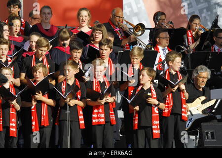 Stuttgart, Germania. 03 Giugno, 2015. Il coro esegue durante il servizio di Apertura della trentacinquesima Chiesa protestante di Germania Congresso di decine di migliaia di persone hanno partecipato all'apertura servizi della trentacinquesima Chiesa protestante di Germania congresso (Evangelischer Kirchentag). Il Congresso si terrà dal 3-7 giugno a Stoccarda e oltre centomila visitatori sono attesi a partecipare. © Michael Debets/Pacific Press/Alamy Live News Foto Stock