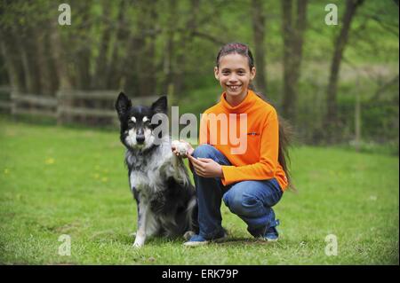 Ragazza con Border Collie Foto Stock