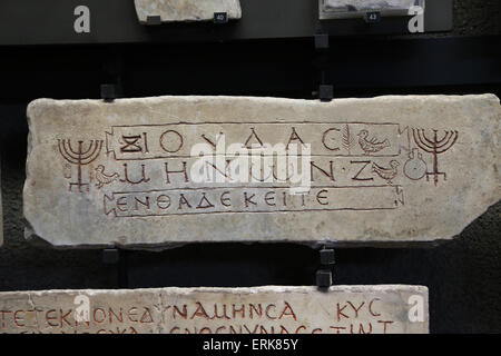 Dei primi cristiani. Lastra di pietra che chiude il loculo di un bambino. Simboli ebraici e l'iscrizione greca. Foto Stock