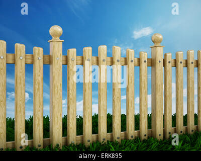 Giardino in legno recinto contro il cielo blu Foto Stock