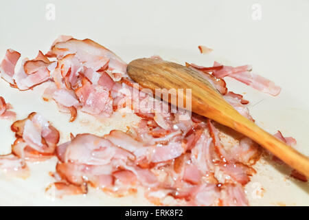 Primo piano della pancetta fresca tagliata in piccoli pezzi e messo in padella Foto Stock