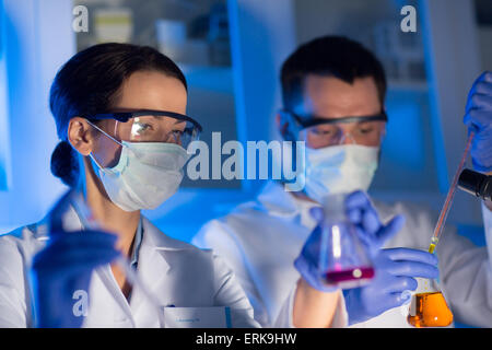 Close up degli scienziati di effettuare test in laboratorio Foto Stock