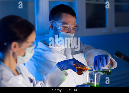 Close up degli scienziati di effettuare test in laboratorio Foto Stock