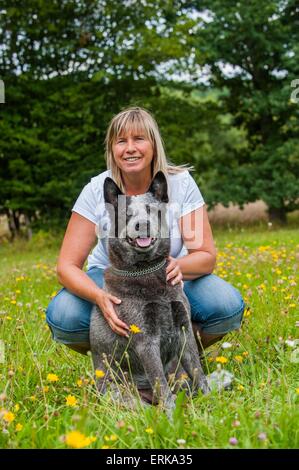 Donna con Miniature pinscher Foto Stock