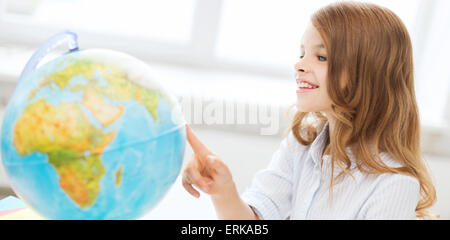 Sorridente ragazza dello studente con globo a scuola Foto Stock