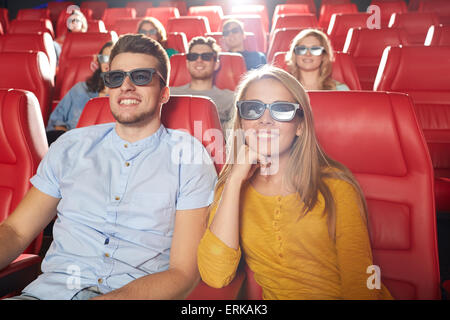 Happy amici guardando film in 3d theatre Foto Stock