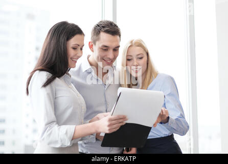 Il team di business guardando negli appunti Foto Stock