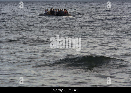 Lesbo, Grecia. Il 4 giugno, 2015. Un gommone con i migranti e i rifugiati si avvicina alla riva presso l'isola di Lesbo. Un paio di centinaia di rifugiati e migranti croce dalla Turchia alla Grecia quotidianamente. Credito: Nikolas Georgiou/ZUMA filo/ZUMAPRESS.com/Alamy Live News Foto Stock