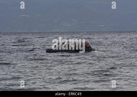 Lesbo, Grecia. Il 4 giugno, 2015. Un gommone con i migranti e i rifugiati si avvicina alla riva presso l'isola di Lesbo. Un paio di centinaia di rifugiati e migranti croce dalla Turchia alla Grecia quotidianamente. Credito: Nikolas Georgiou/ZUMA filo/ZUMAPRESS.com/Alamy Live News Foto Stock