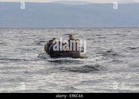 Lesbo, Grecia. Il 4 giugno, 2015. Un gommone con i migranti e i rifugiati si avvicina alla riva presso l'isola di Lesbo. Un paio di centinaia di rifugiati e migranti croce dalla Turchia alla Grecia quotidianamente. Credito: Nikolas Georgiou/ZUMA filo/ZUMAPRESS.com/Alamy Live News Foto Stock