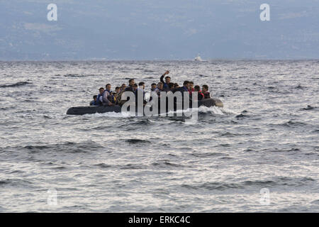 Lesbo, Grecia. Il 4 giugno, 2015. Un gommone con i migranti e i rifugiati si avvicina alla riva presso l'isola di Lesbo. Un paio di centinaia di rifugiati e migranti croce dalla Turchia alla Grecia quotidianamente. Credito: Nikolas Georgiou/ZUMA filo/ZUMAPRESS.com/Alamy Live News Foto Stock