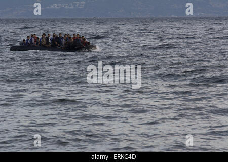 Lesbo, Grecia. Il 4 giugno, 2015. Un gommone con i migranti e i rifugiati si avvicina alla riva presso l'isola di Lesbo. Un paio di centinaia di rifugiati e migranti croce dalla Turchia alla Grecia quotidianamente. Credito: Nikolas Georgiou/ZUMA filo/ZUMAPRESS.com/Alamy Live News Foto Stock