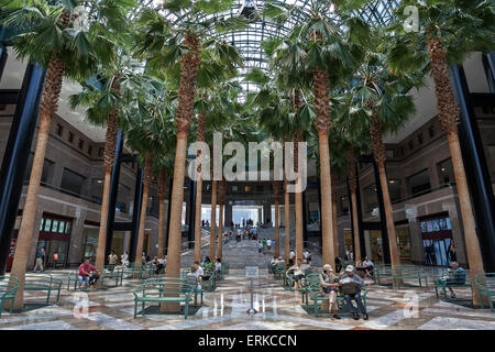 Interno, giardino d'inverno Atrium, Brookfield Place, Manhattan, New York, Stati Uniti d'America Foto Stock