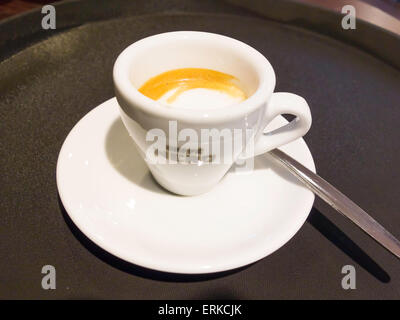 Una tazza di caffè macchiato in un Caffé Nero Catena café Foto Stock