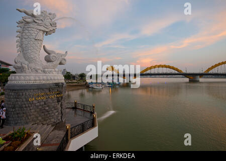 Dragon Bridge, Cầu Rồng, oltre il Fiume Han, Danang, Da Nang, Vietnam centrale, Vietnam Foto Stock