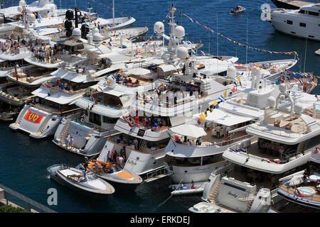 Gli spettatori su barche nel porto Ercole durante il Grand Prix di Formula 1 di Monaco 2015, il Principato di Monaco Foto Stock