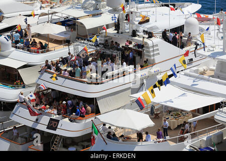 Gli spettatori su barche nel porto Ercole durante il Grand Prix di Formula 1 di Monaco 2015, il Principato di Monaco Foto Stock