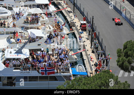 Gli spettatori su barche nel porto Ercole presso la pista, Formula 1 Gran Premio di Monaco 2015, il Principato di Monaco Foto Stock