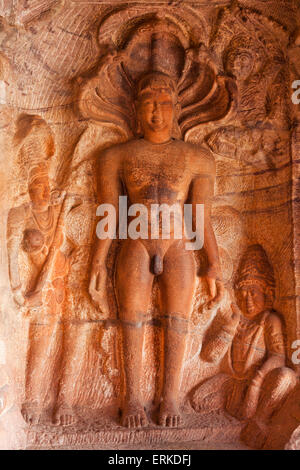 Il sollievo di Jain Tirthankaras nella grotta n. 4, grotta templi di Badami, Karnataka, India Foto Stock