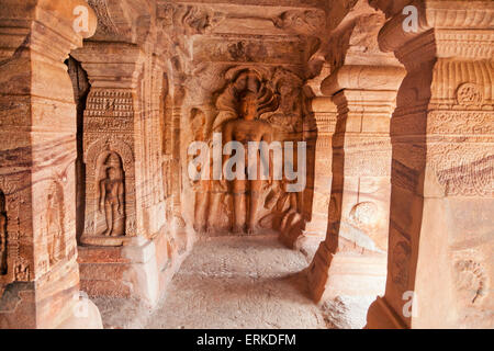 Il sollievo di Jain Tirthankaras nella grotta n. 4, grotta templi di Badami, Karnataka, India Foto Stock