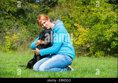 Donna e Labrador Retriever Foto Stock