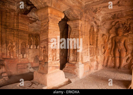 Il sollievo di Jain Tirthankaras nella grotta n. 4, grotta templi di Badami, Karnataka, India Foto Stock